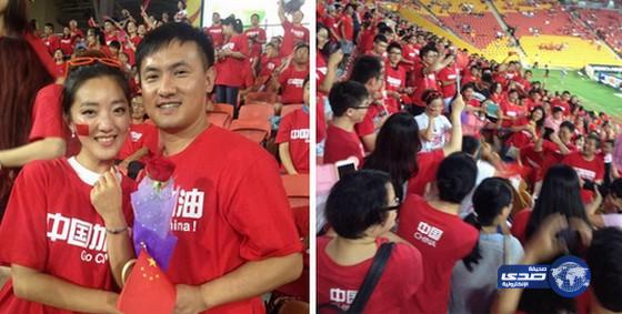 صور:مشجع صيني يد صديقته للزواج خلال مباراة الصين وأوزباكستان، وأجابت الفتاة بالقبول في المدرج