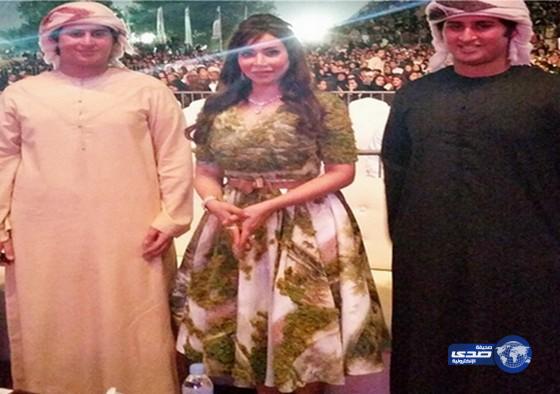 لجين عمران واقفة بين الشيخ فلاح و الشيخ طحنون بن خليفة آل نهيان