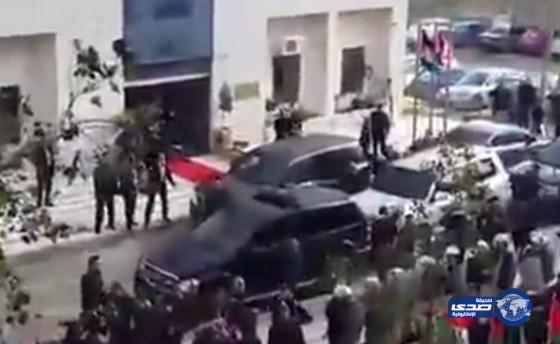 بالفيديو :محتجّون فلسطينيون يرشقون وزير الخارجية الكندي بالبيض