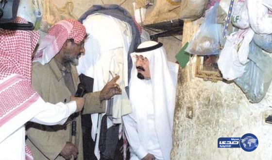 الملك عبدالله يرحمة الله خلال زيارته للفقراء في الشميسي بالرياض