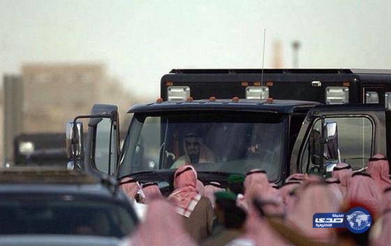 في لقطة مؤثرة الملك سلمان بن عبدالعزيز يحرص على ركوب نفس السيارة التي أقلت جثمان أخيه الملك الراحل لمثواه الأخير