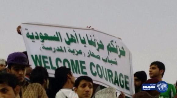 جماهير عمانية تشارك السعوديين المصاب الجلل وترفع لافته في احد مباريات الدوري العماني
