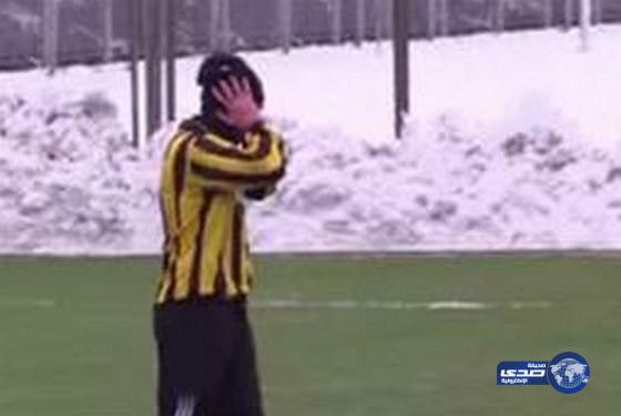 بالفيديو : لاعب كرة قدم يردّ على هاتفه خلال المباراة