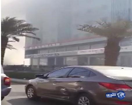 بالفيديو : حريق في مبنى بمحاذاة طريق الملك فهد بالرياض