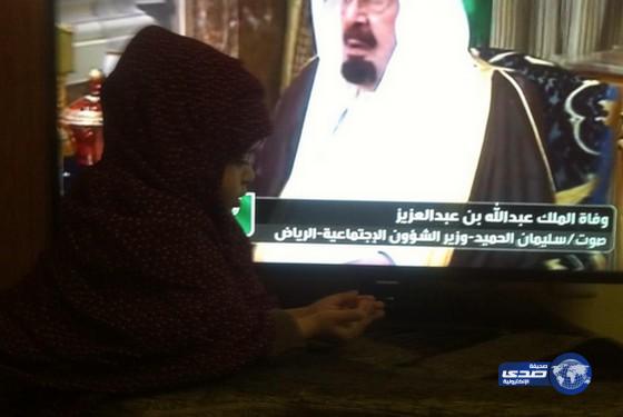 الطفله “ليان الهاملي” تقف امام التلفاز وتدعى للملك عبدالله يرحمة الله