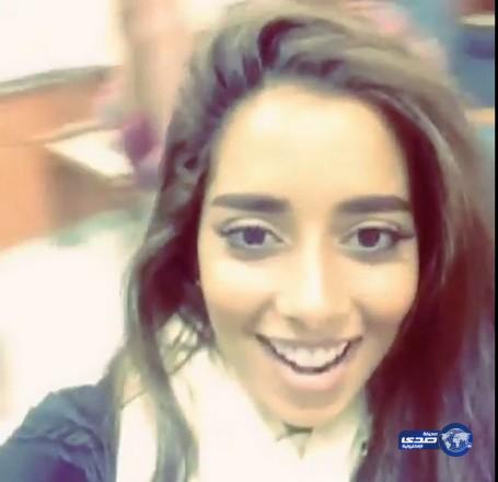بالفيديو:بلقيس تغني “طارت الطيارة” بسخرية بعد وصولها المطار متأخّرة!