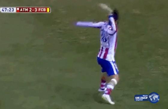 بالفيديو:توران يرمي حذاءه على حكم مباراة برشلونة في أسو لقطة