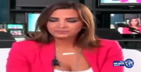 بالفيديو.. مذيعة لبنانية تتعرض لموقف محرج على الهواء بدخول عامل النظافة فجأة