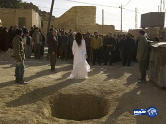 فتاة بقيت حية بعد أن ظن راجموها من عناصر &#8220;داعش&#8221;أنها ماتت