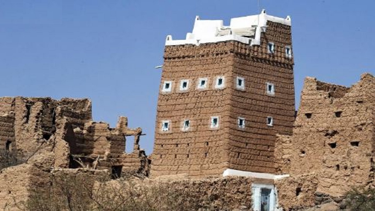 بمواد الأجداد وأدوات العصر.. البيوت الطينية في عسير تستعيد حضورها