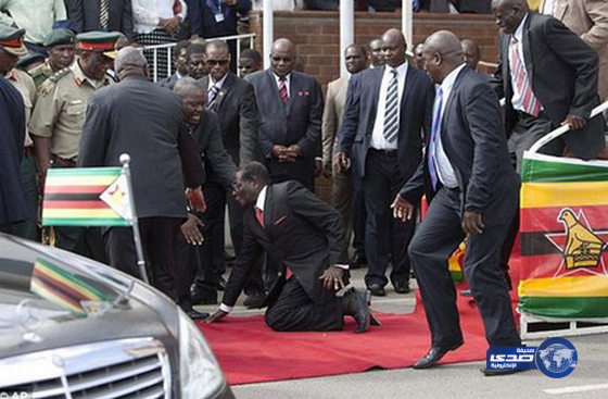 بالفيديو.. زلّة قدم رئيس زيمبابوي توقعه على الارض وتجعله حديث الساعة