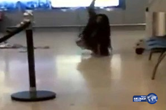 بالفيديو.. خادمة &#8220;جن جنونها&#8221; في مطار الكويت وأرعبت المسافرين بحركات هستيرية