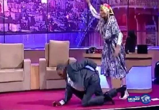 بالفيديو:قناة تونسية تسخر من رئيس الكاف بطريقة كوميدية