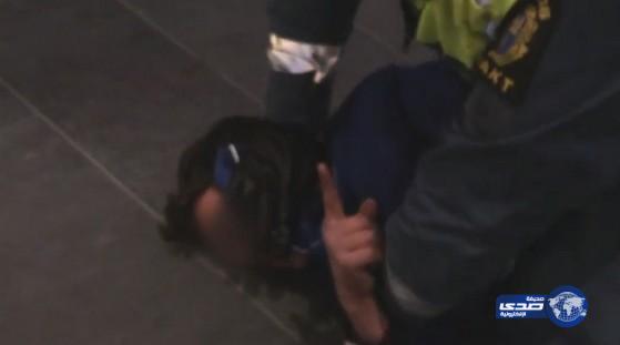 بالفيديو:شرطي سويدي يخنق طفلاً مسلماً يردد الشهادتين