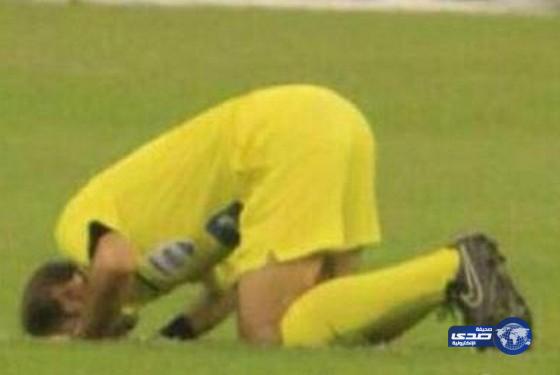 صورة مؤثرة للخضير يسجد لله شكراً عقب انتهاء نهائي كأس ولي العهد