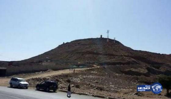 الحوثيون يقصفون مقر القوات الخاصة بالدبابات وسقوط جرحى