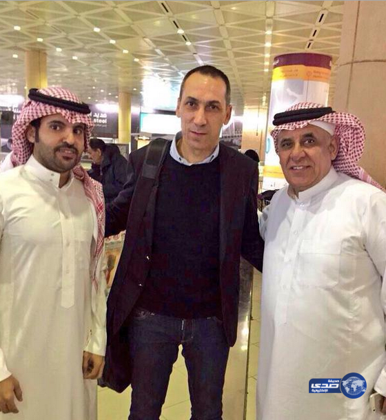 بالصور:  وصول المدير الفني الجديد للهلال اليوناني دونيس إلى الرياض