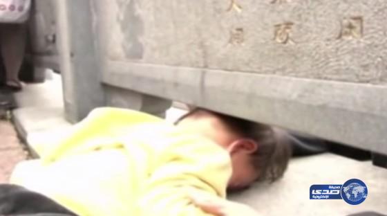بالفيديو : إنقاذ طفلة علق رأسها تحت سياج جسر