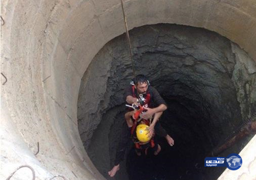 بالصور&#8221;مدني تربة&#8221; تنقذ عاملاً مقيماً سقط في بئر عمقها 36 متراً