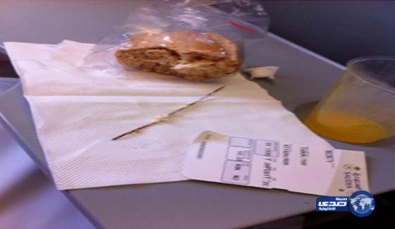 مواطن يتفاجأ بعود داخل وجبة طعام على متن طائرة الخطوط السعودية‎