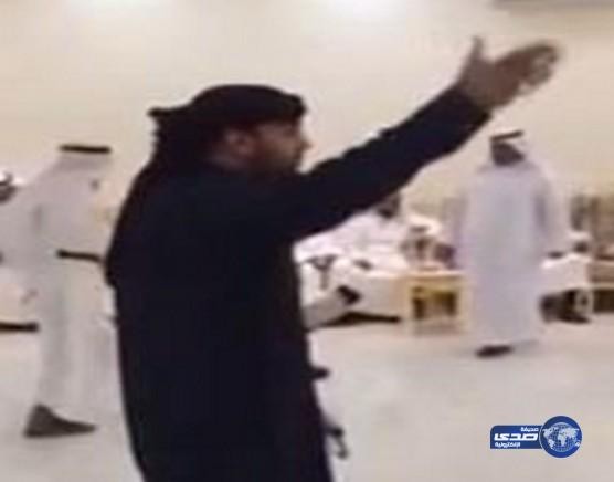 بالفيديو.. مواطن يرفع &#8220;رشاشاً&#8221; ويهدد بإطلاق النار على نفسه ما لم تقبل هديته
