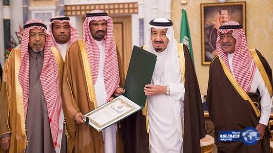 خادم الحرمين يستقبل القنصل الخالدي ويقلده وسام الملك عبدالعزيز