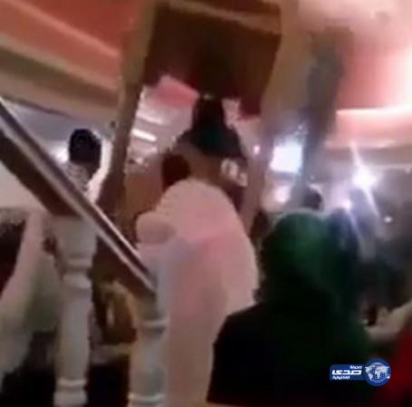 بالفيديو- لحظة سقوط عروس من على الاكتاف