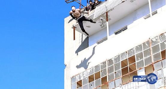 داعش يلقي شاباً من بناء شاهق ويرجمه بالحجارة