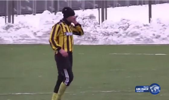 بالفيديو.. لاعب يستخدم هاتفه خلال المباراة ويُعيده الى سرواله!