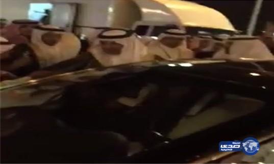 بالفيديو.. وزير الصحة يتجاهل الإعلاميين محتمياً بسيارته رافضاً التحدث إليهم