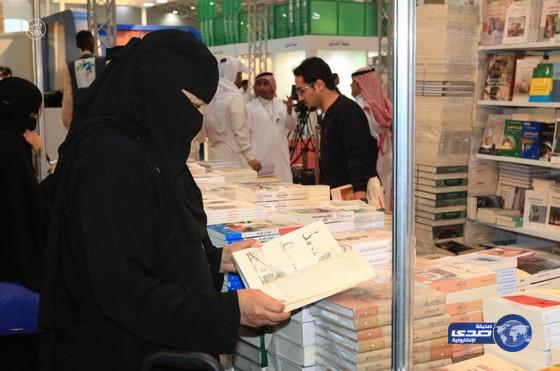 حضور كثيف وتباين في الاهتمامات في أول يومين لمعرض الرياض للكتاب