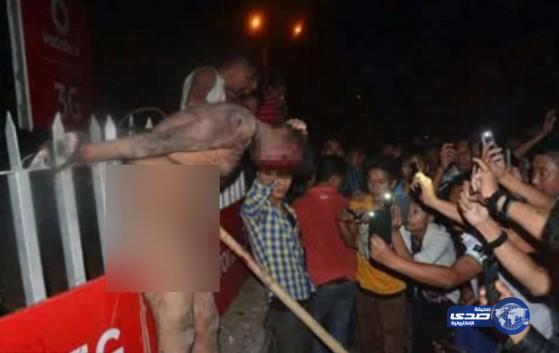 بالصور والفيديو:آلاف الهنود يقتحمون السجن ويقتلون بنغالي متهما بالاغتصاب ويمثلون بجثته