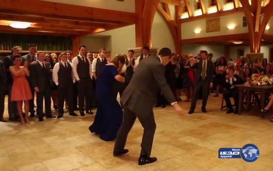 بالفيديو.. عريس يترك زوجته ويفاجئ الحضور برقصة غريبة مع والدته!