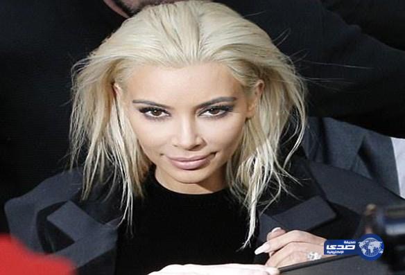 كيم كارداشيان تفاجئ الجمهور في باريس بشعر أشقر