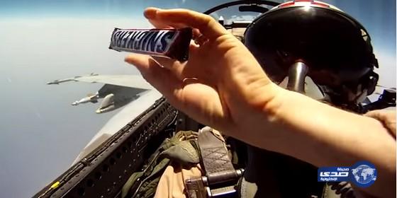 بالفيديو.. كيف يمرر طيارى المقاتلات الحربية “الحلوى” لبعضهم