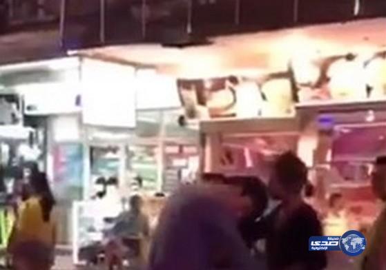 بالفيديو.. تايلندية تؤدب زوجها ضربا على الطريق