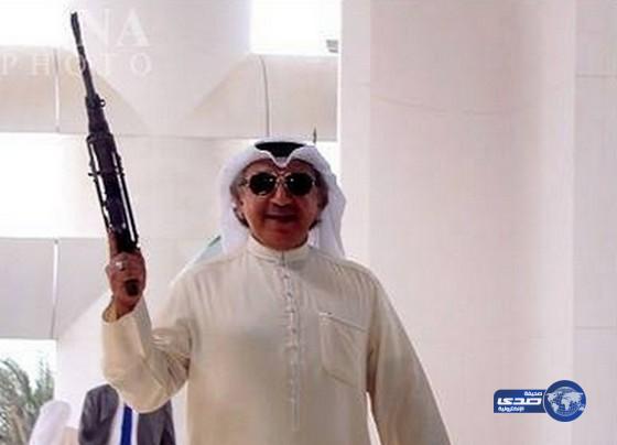 بالصور نائب كويتي يدخل بكلاشنكوف الى البرلمان