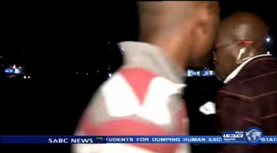 بالفيديو:سرقة مذيع على الهواء مباشرة في جنوب أفريقيا