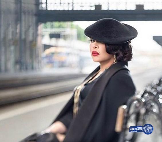 إطلالة أحلام في كليبها القادم بأحمر شفاه صارخ وشعر قصير