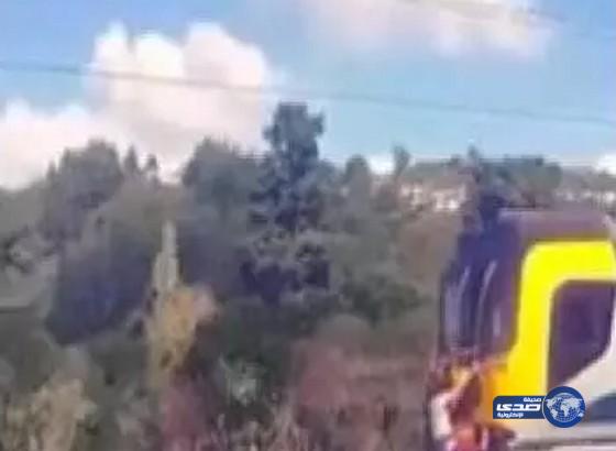 بالفيديو.. شابان يخاطران بحياتهما ويتعلقان بقطار يسير بسرعة 110 كلم