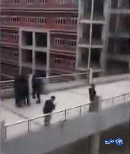 بالفيديو: انتحار طالب صيني من أعلى سطح مدرسته