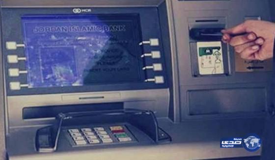 لصوص يسرقون ماكينة صرف آلي بواسطة حفار!