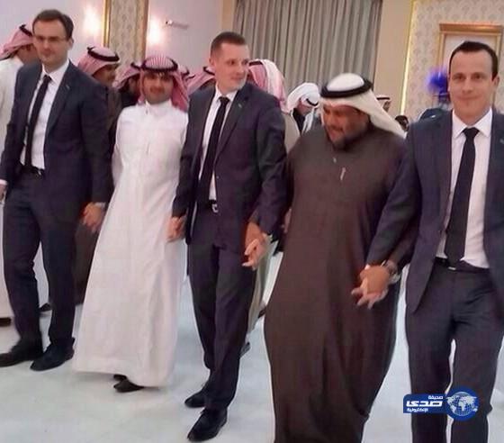 حكام لقاء “العروبة والنصر” يرقصون العرضة بمناسبة في منطقة الجوف