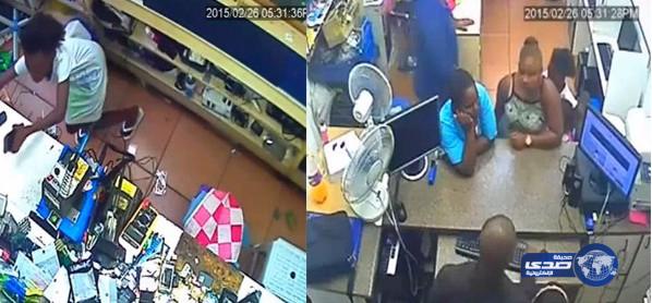 بالفيديو: امرأة نيجيرية تستخدم طفلة في سرقة هاتفين من محل تجاري