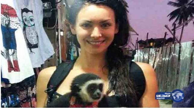 ملكة جمال الكون تثير أزمة بسبب سيلفي مع قرد