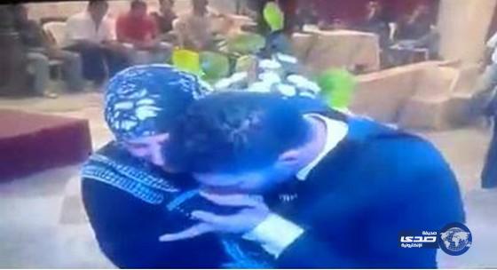 بالفيديو: عريس يكرم والدته ويقبل قدميها ليلة زفافه