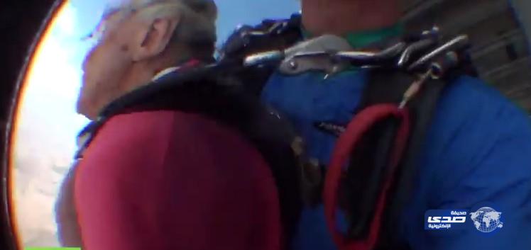 عجوز أمريكية تحتفل بعيد ميلادها المئوي بقفزة مظلية!