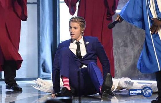 جاستن بيبر يقع على المسرح ويتعرض لأكبر حملة سخرية