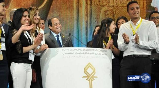 بالفيديو: صراخ الفتيات أثناء مصافحة السيسي أجمل رئيس في الدنيا.. ويلتقطن معه سيلفي