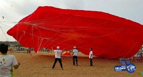 بالفيديو.. طائرة ورقية تطير بطفل ليسقط من ارتفاع 7 طوابق